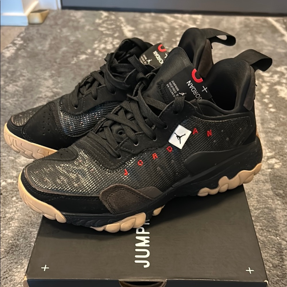 Jordan Delta 2 running shoes Black and Tan Sneakers mint condition